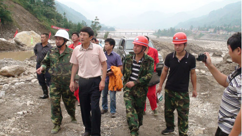 四川省國土資源廳副廳長徐志文（中）到四川省蜀通建設(shè)集團(tuán)施工現(xiàn)場(chǎng)視察